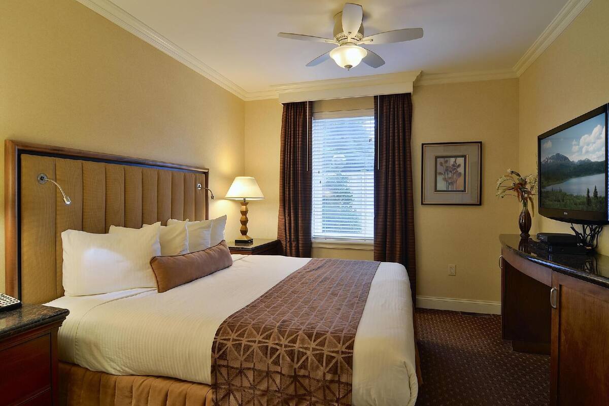 In-room safe, desk, laptop workspace, blackout drapes