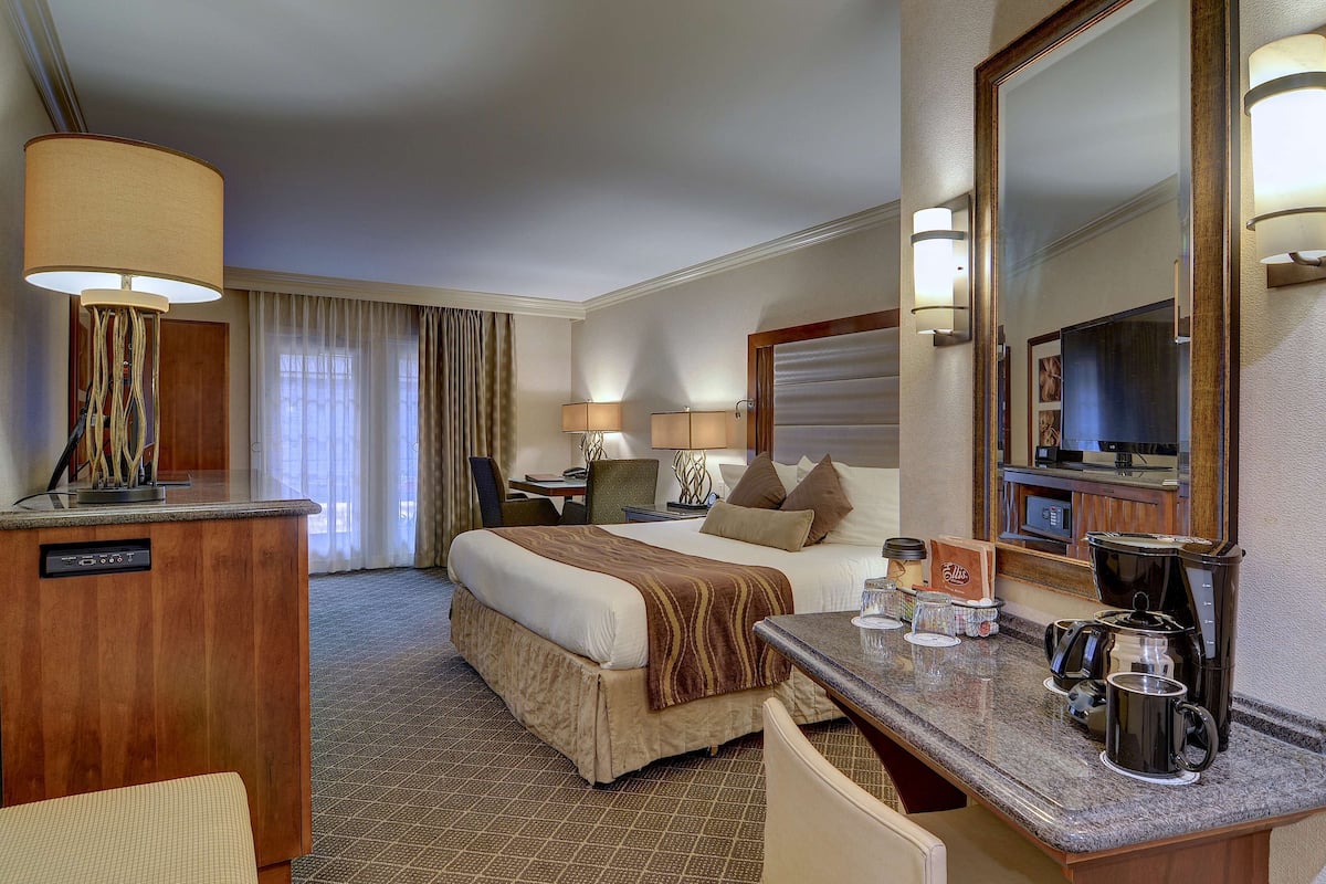 Standard Room, 1 King Bed, Accessible, Non Smoking | In-room safe, desk, blackout drapes, iron/ironing board