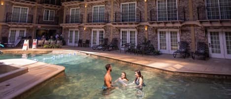 Una piscina techada, una piscina al aire libre de temporada