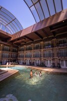 Una piscina cubierta, una piscina al aire libre de temporada