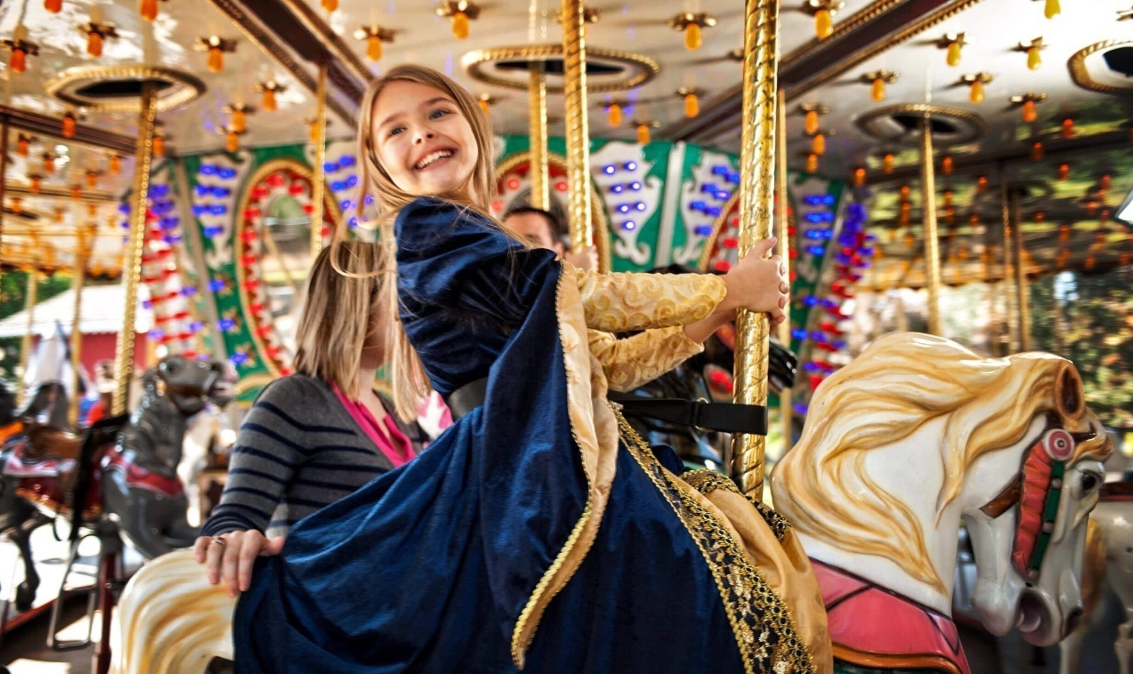 Un carrousel doté de piliers dorés richement décorés et d’ornements colorés.
