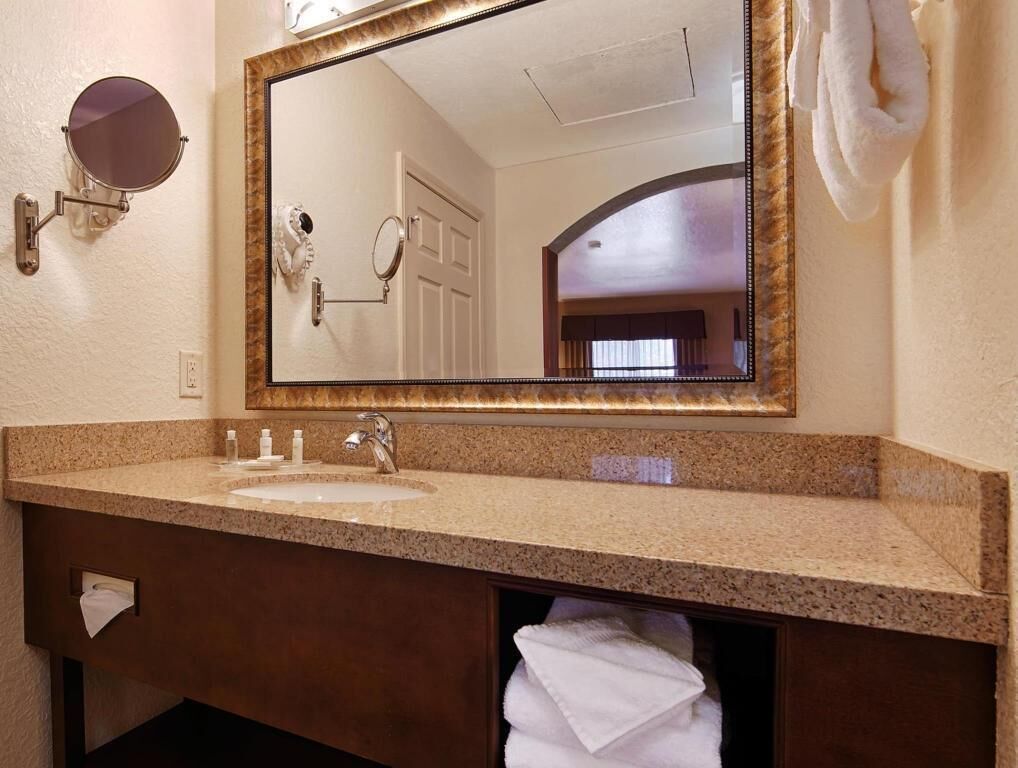 Bathroom | Combined shower/bathtub, free toiletries, hair dryer, towels