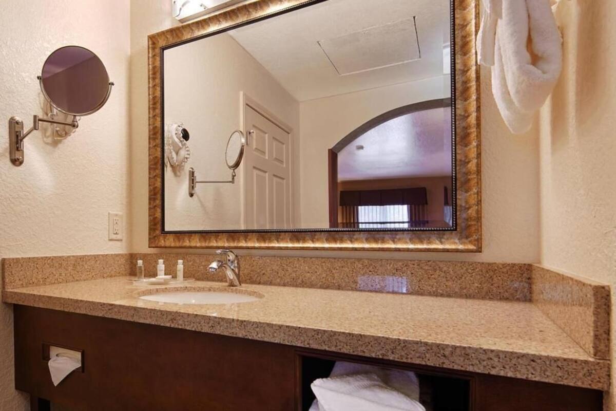 Bathroom | Combined shower/bathtub, free toiletries, hair dryer, towels