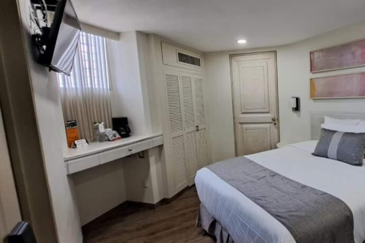 Basic Single Room, 1 Queen Bed, Corner