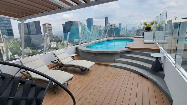 Outdoor pool, open 8:00 AM to 8:00 PM, pool loungers