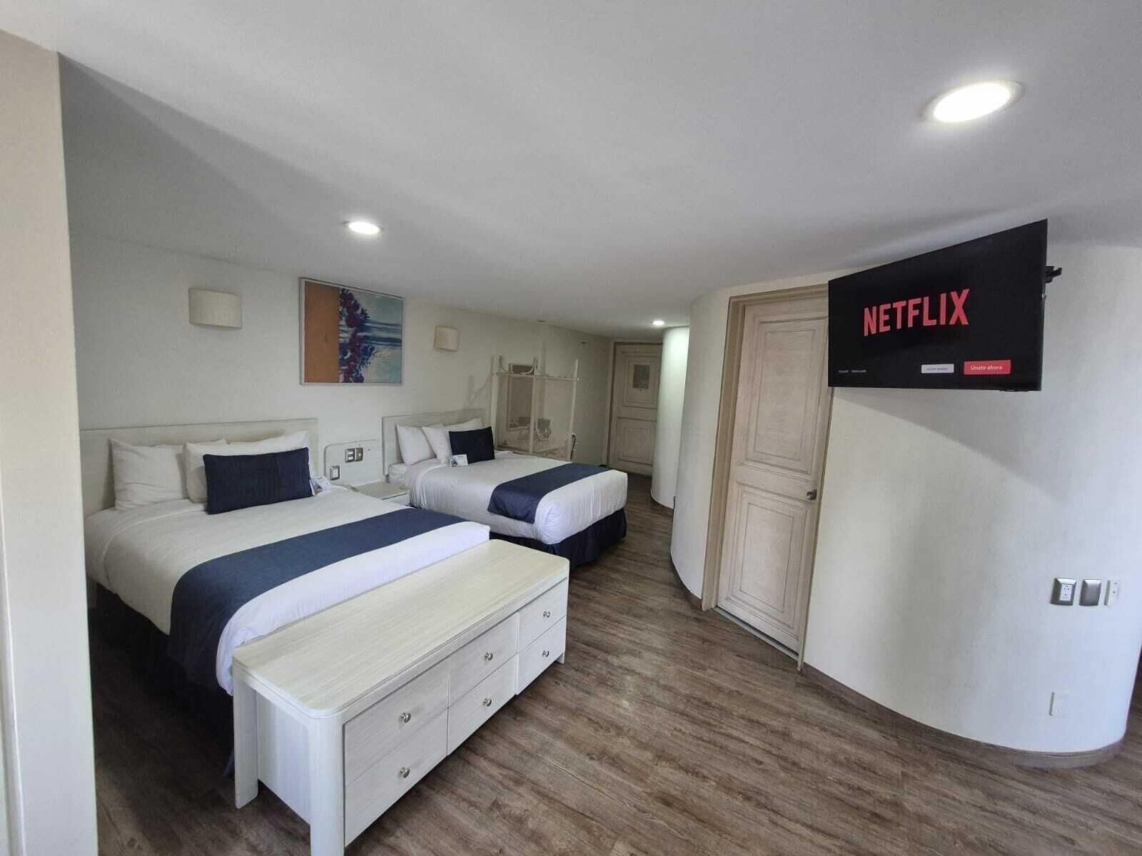 Pengeskab på værelset, individuelt design, mørklægningsgardiner