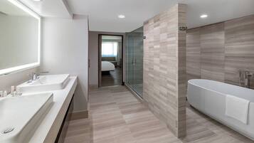 Combined shower/bathtub, free toiletries, hair dryer, towels