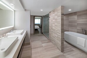 Duş/küvet kombinasyonu, ücretsiz banyo/kozmetik ürünleri 