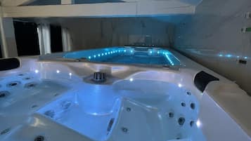 Salas de tratamiento para parejas, sauna y tina de hidromasaje