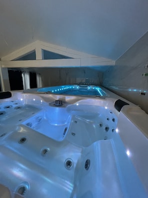 Behandlungsräume für Paare, Sauna, Whirlpool, klassische Massagen