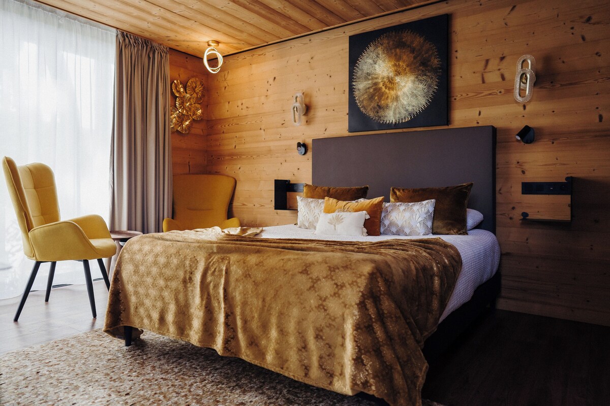 Superior Lodge | Minibar, in-room safe, desk, blackout drapes