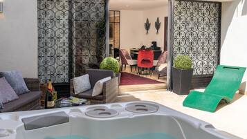 Superior suite | Een minibar, een kluis op de kamer, een bureau, verduisterende gordijnen