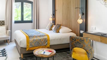 Minibar, coffres-forts dans les chambres, bureau, rideaux occultants