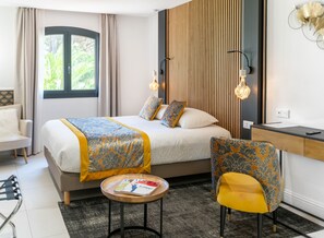 高級雙人房 | 迷你吧、房內夾萬、書桌、遮光窗簾/窗簾