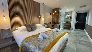 Superior Double Room | Minibar, in-room safe, desk, blackout drapes - Confidentiel hôtel & Spa (Saint-Raphael)