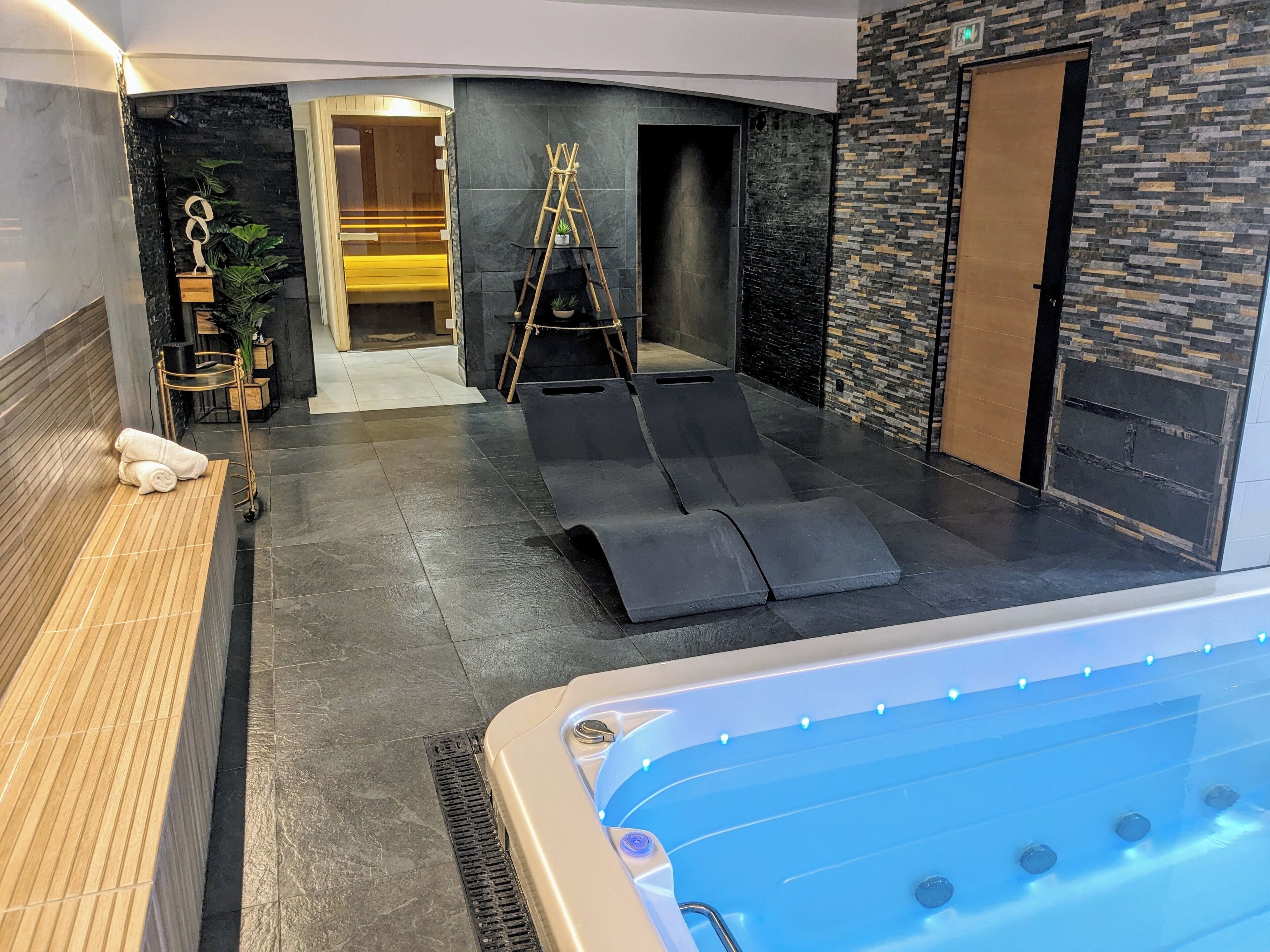 couples treatment room(s), sauna, hot tub, swedish massages