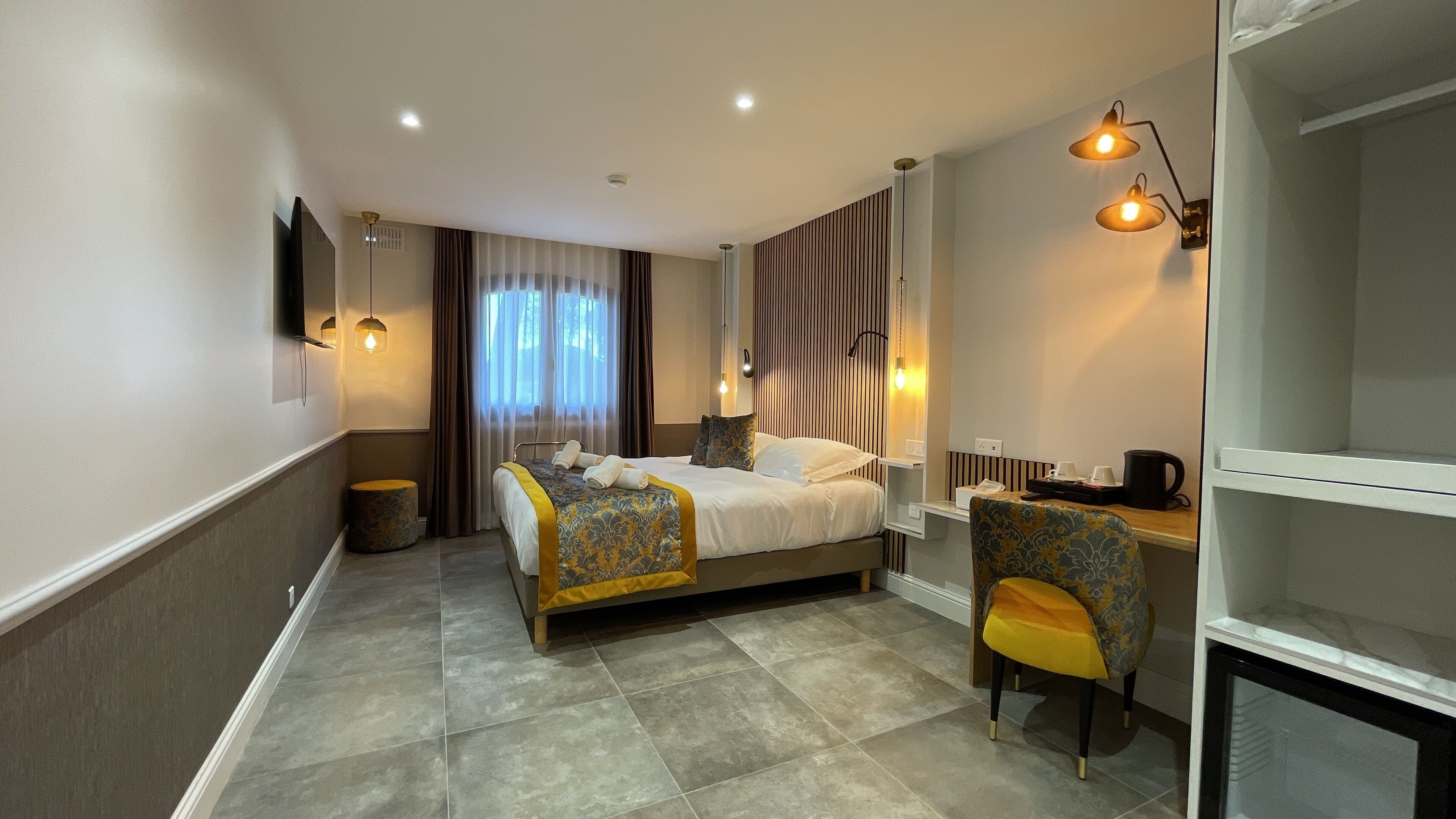 superior double room | 1 bedroom, minibar, in-room safe, desk