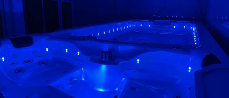 Un bain à remous doté de plusieurs jets et d’éclairage à LED.