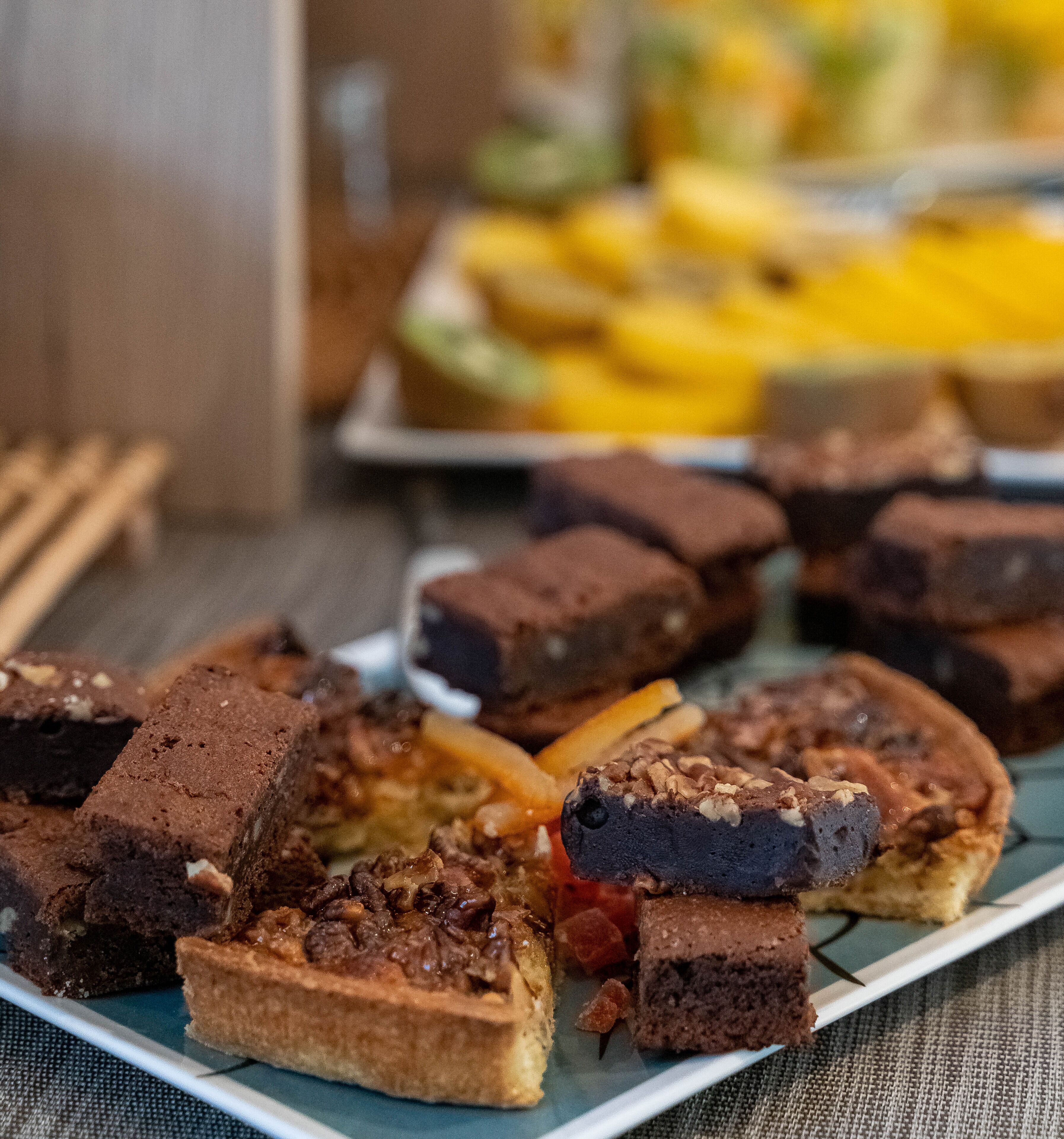 Un plat de brownies amb diferents ingredients per decorar.