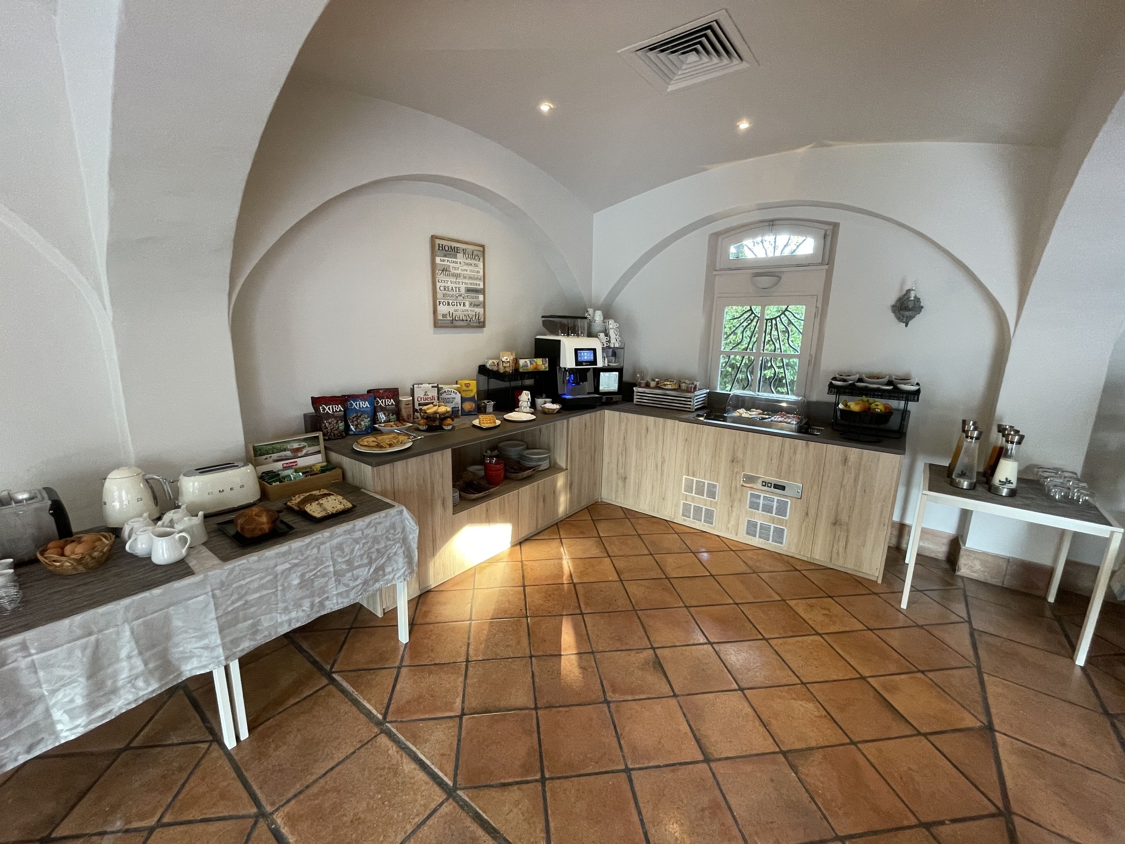 breakfast and dinner served, mediterranean cuisine