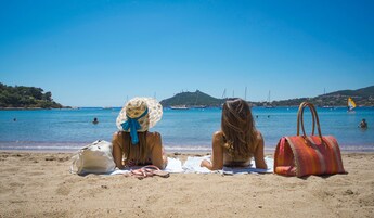 Sillas reclinables de playa, sombrillas, toallas de playa