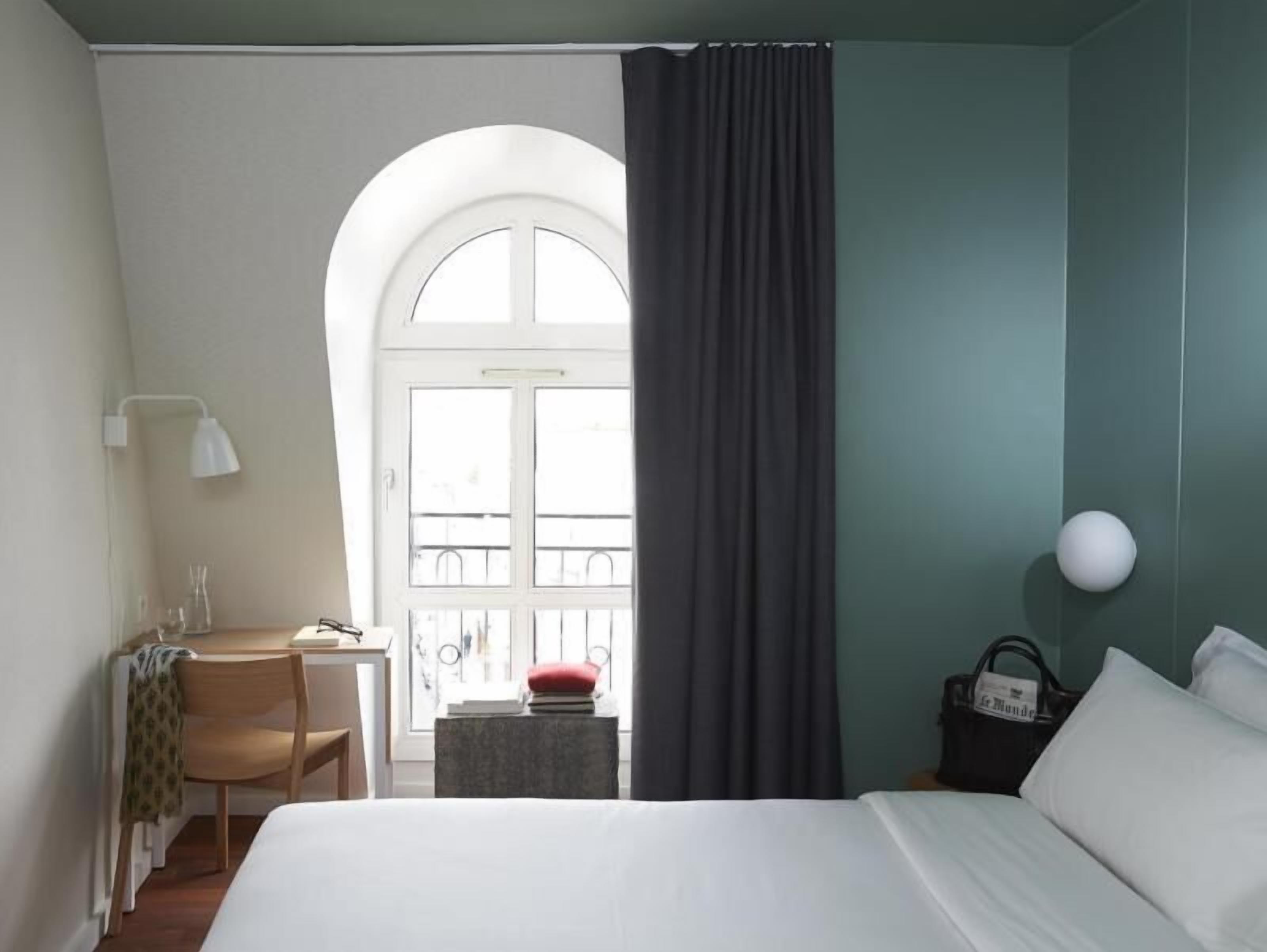 Ropa de cama de alta calidad y caja de seguridad en la habitación 