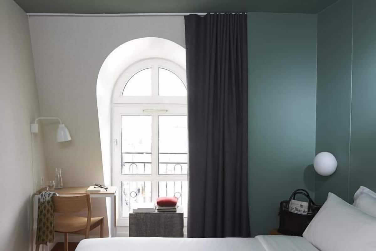 Premium bedding, in-room safe, desk, blackout drapes