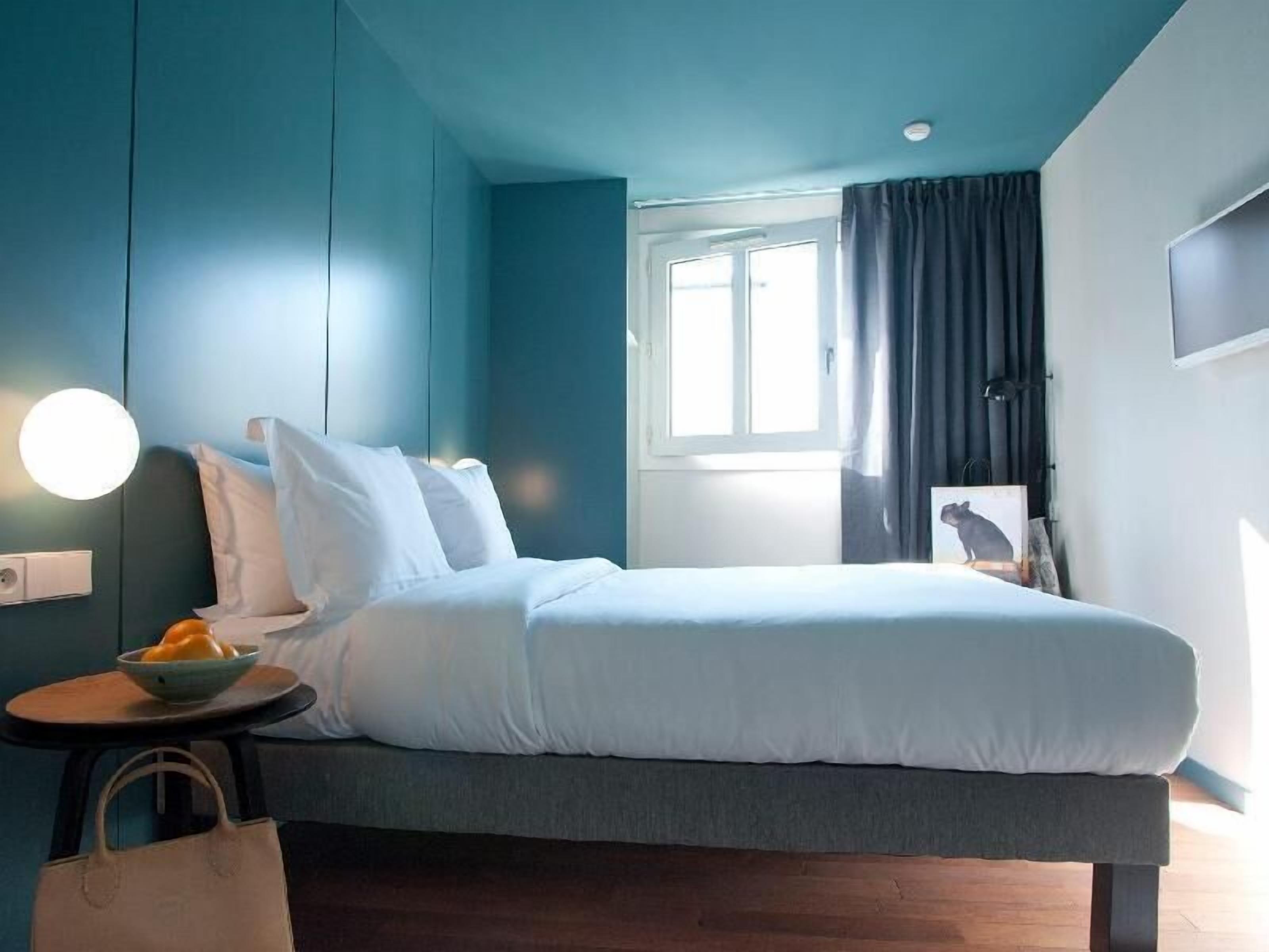 Ropa de cama de alta calidad y caja de seguridad en la habitación 