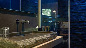 The Shack | Bathroom | Shower, free toiletries, hair dryer, slippers