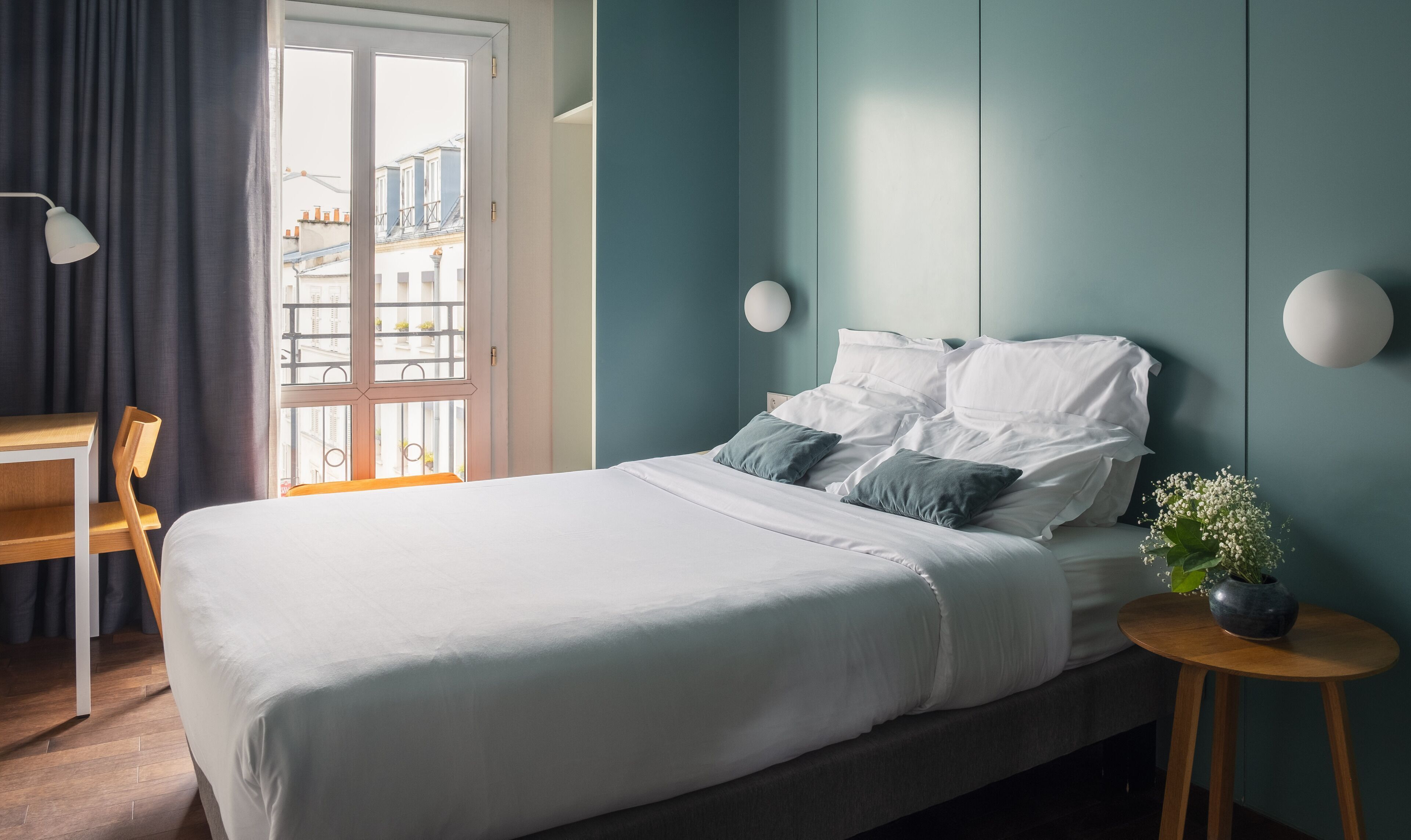 Ropa de cama de alta calidad y caja de seguridad en la habitación 