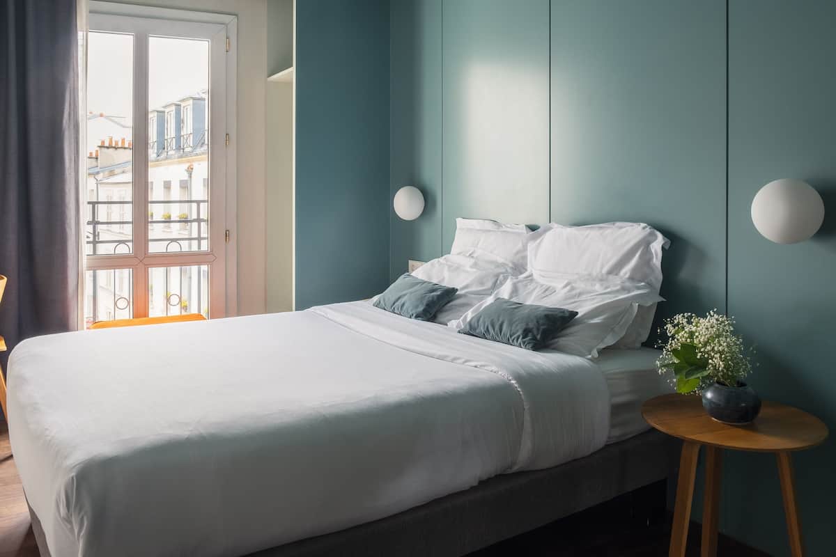 Premium bedding, in-room safe, desk, blackout drapes