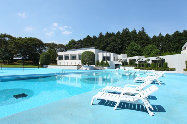 Piscina coperta, piscina all'aperto, lettini