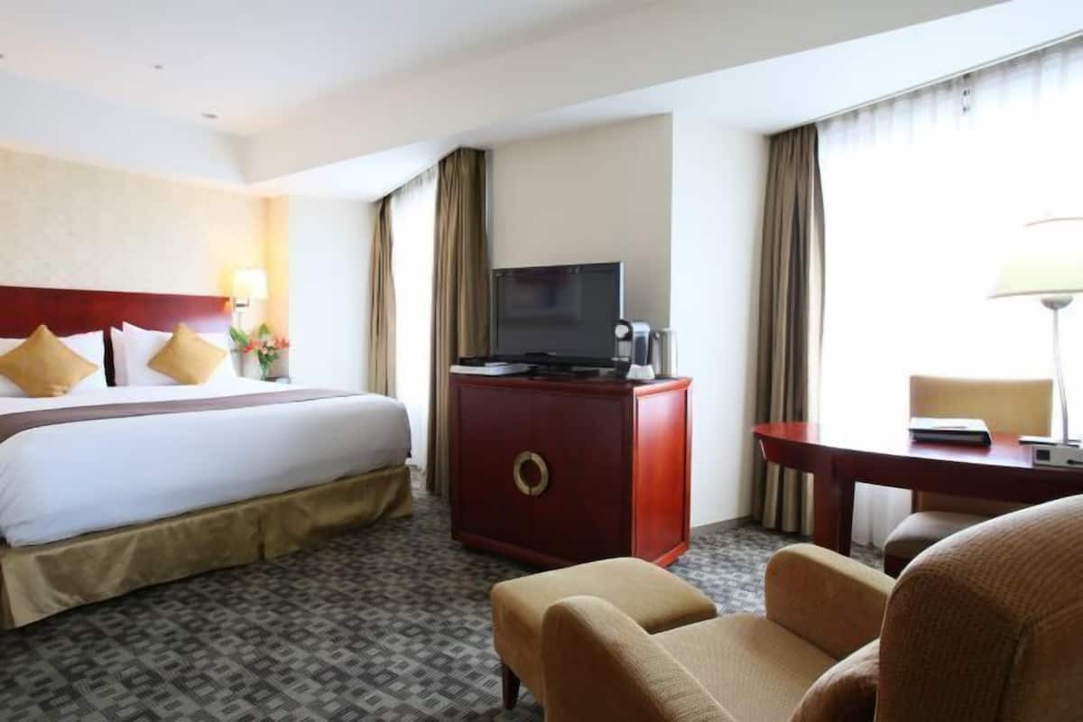 In-room safe, blackout drapes, iron/ironing board, free WiFi