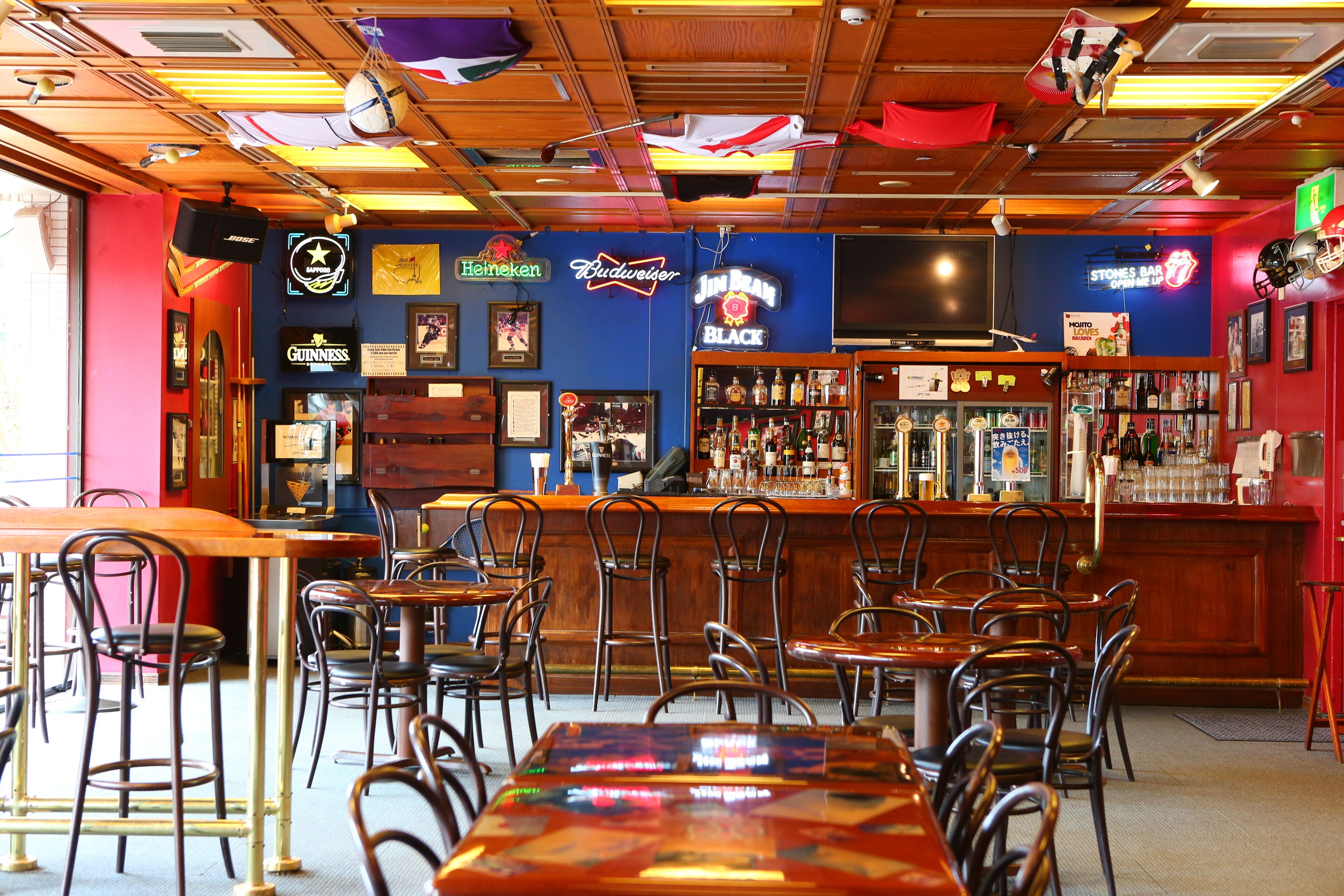 lobby lounge, pool views, open daily