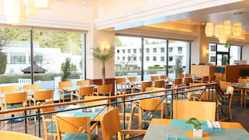 Breakfast, lunch, dinner served; American cuisine