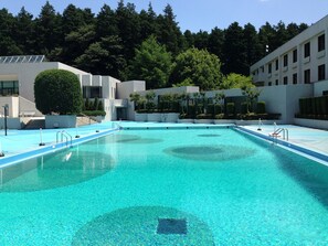 Piscina coperta, piscina all'aperto, lettini