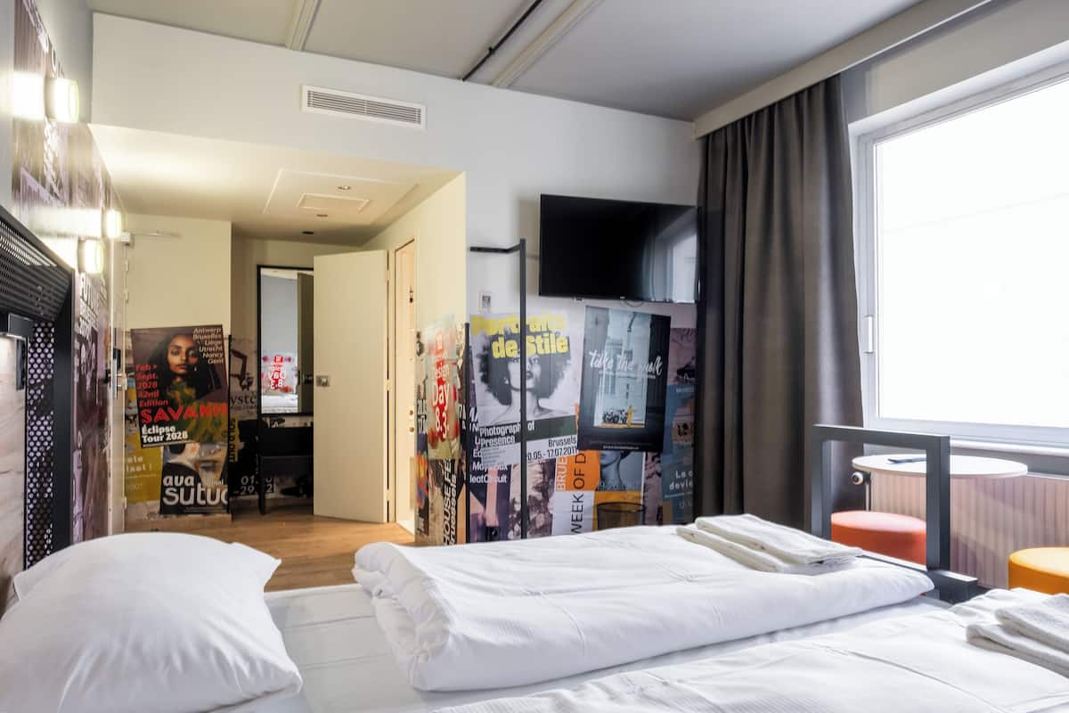Blackout drapes, free WiFi, bed sheets