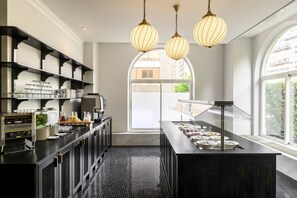 Desayuno buffet todos los días (EUR 11 por persona) 