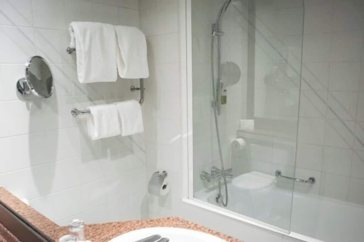 Combined shower/bathtub, free toiletries, hair dryer, towels