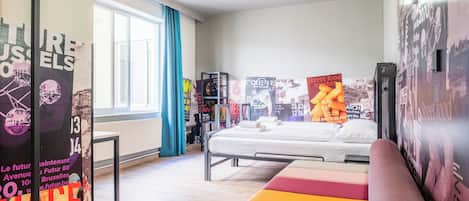 Espacio para trabajar con laptop, cortinas blackout y wifi gratis