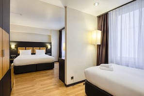 Standard-Dreibettzimmer | Individuell eingerichtet, Schreibtisch, laptopgeeigneter Arbeitsplatz