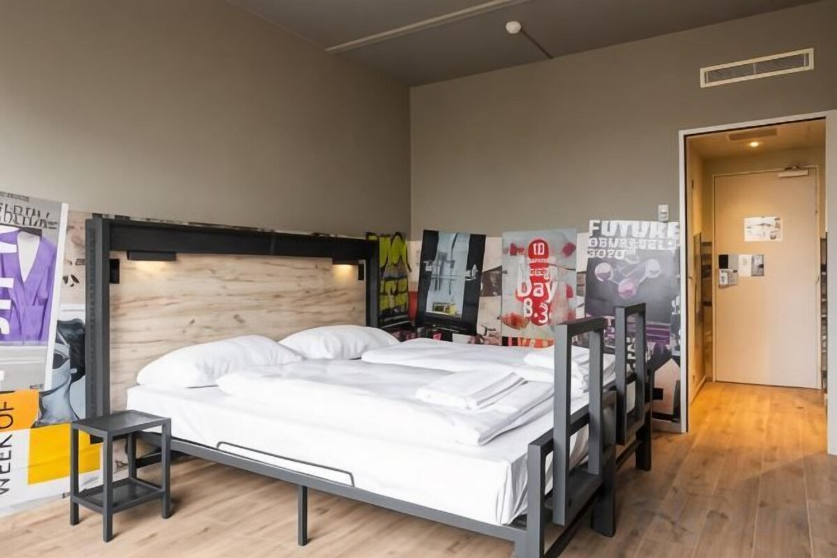 Laptop workspace, blackout drapes, WiFi (free), bed sheets
