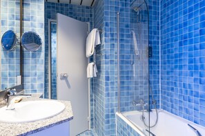Suite ejecutiva, 1 cama King size y sofá cama | Baño | Tina con regadera, amenidades de baño gratuitas, secadora de cabello 