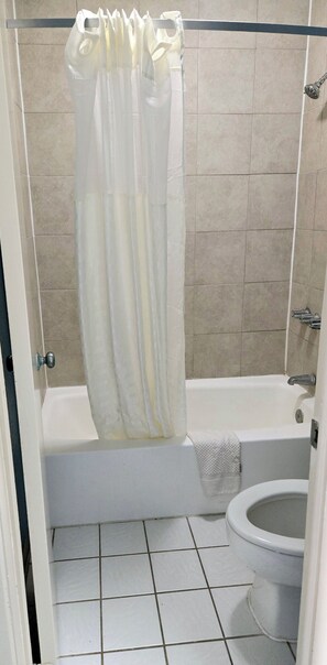 Combined shower/tub, hair dryer, towels, soap - Best Price Motel and Suites (Orange)