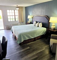 Escritorio, espacio para trabajar con laptop y cortinas blackout 