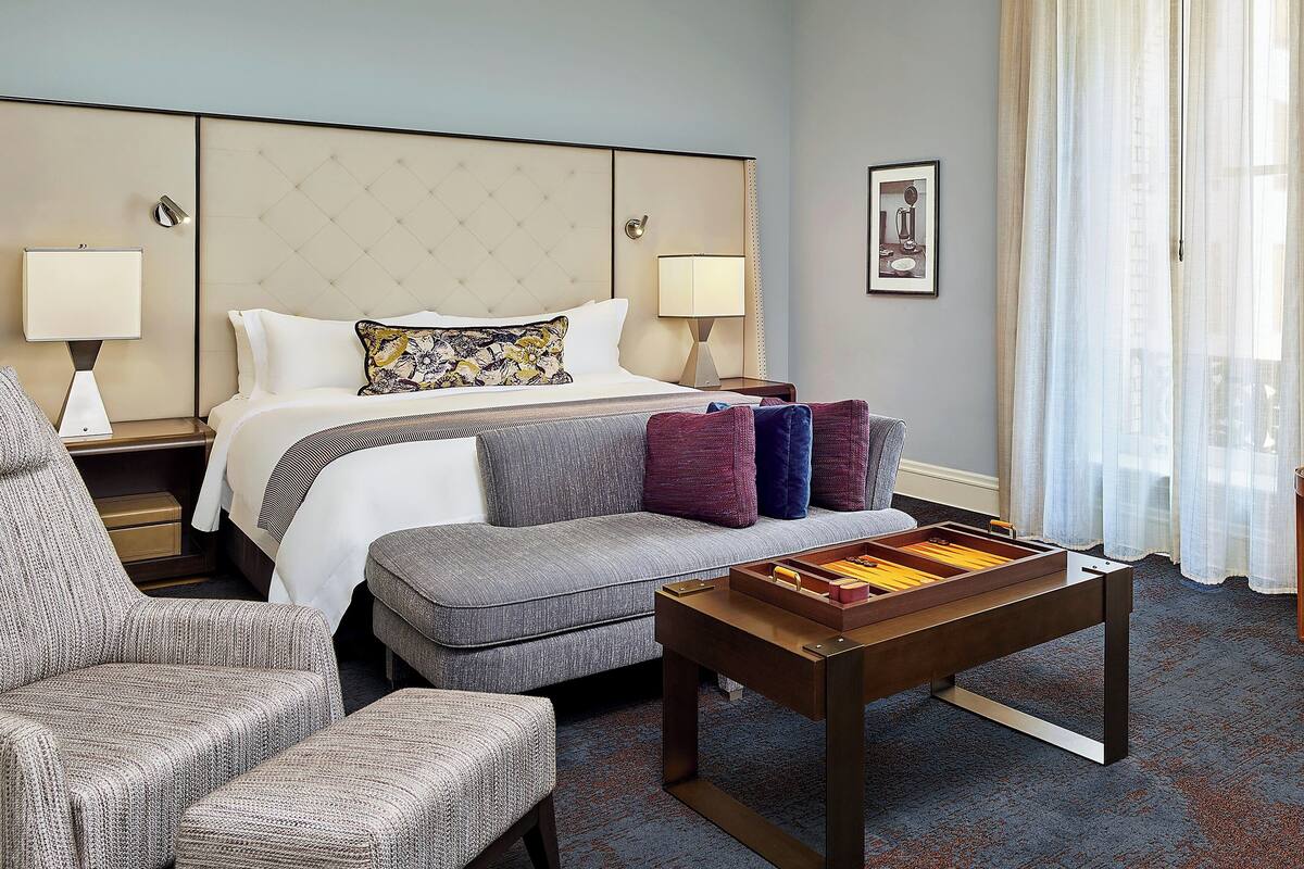 義大利 Frette 床單、高級寢具、客房內保險箱、書桌