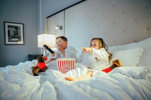 義大利 Frette 床單、高級寢具、客房內保險箱、書桌