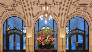 A grand lobby with a chandelier, large arched windows, and a central floral arrangement. - Palace Hotel, a Luxury Collection Hotel, San Francisco (San Francisco)
