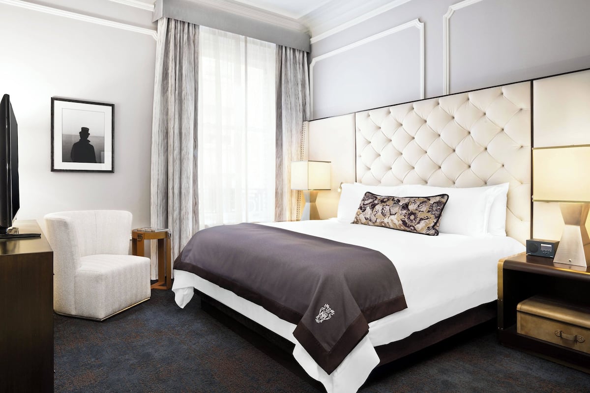 高級套房, 1 間臥室 | 義大利 Frette 床單、高級寢具、客房內保險箱、書桌