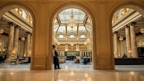 A grand lobby with marble columns, a chandelier, and a spacious seating area. - Palace Hotel, a Luxury Collection Hotel, San Francisco (San Francisco)